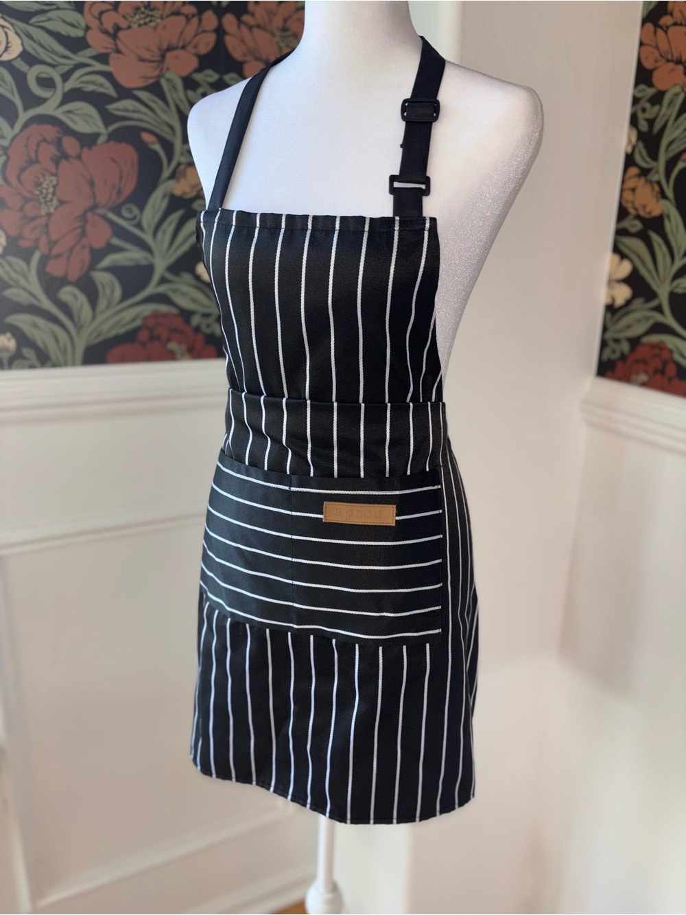 NWOT Adjustable Black Pinstripe Apron Chef Kitchen - Picture 4 of 7